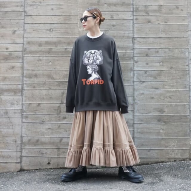 THOMAS MAGPIE ブラウン オーバーサイズスウェット Thomas magpie（トーマスマグパイ）の「Thomas magpie